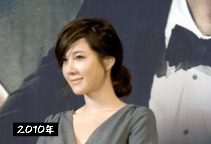 韓国ドラマ「ATHENA -アテナ-」に出演している女優イ・ジアの画像
髪はセミロングで後ろに一つで結んでおり、前髪は横にながしている